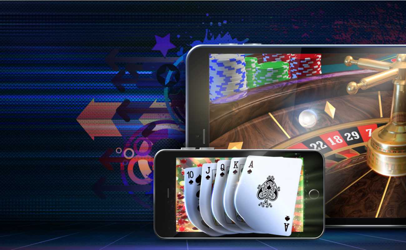 Планшет и iPhone с отображением онлайн-рулетки и покера.